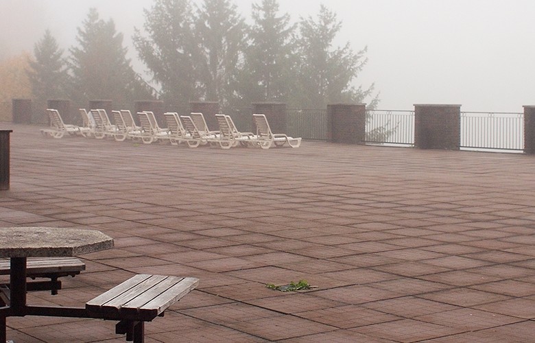 Sundeck in fog / Terrasse embrumée Sundeck in fog