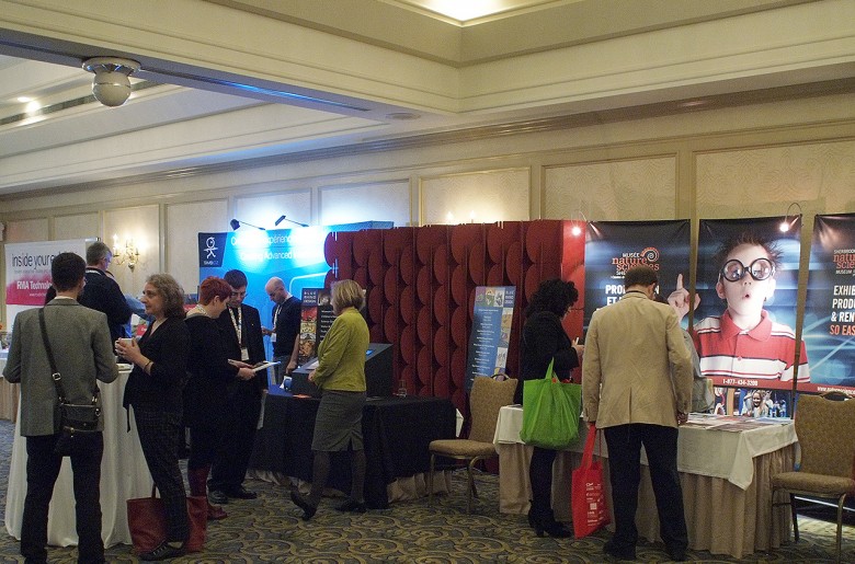 People and tradeshow booths / Foule dans un salon d’exposants People and tradeshow booths