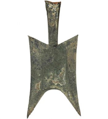 A shovel-shaped piece of flat metal with long pointed corners.