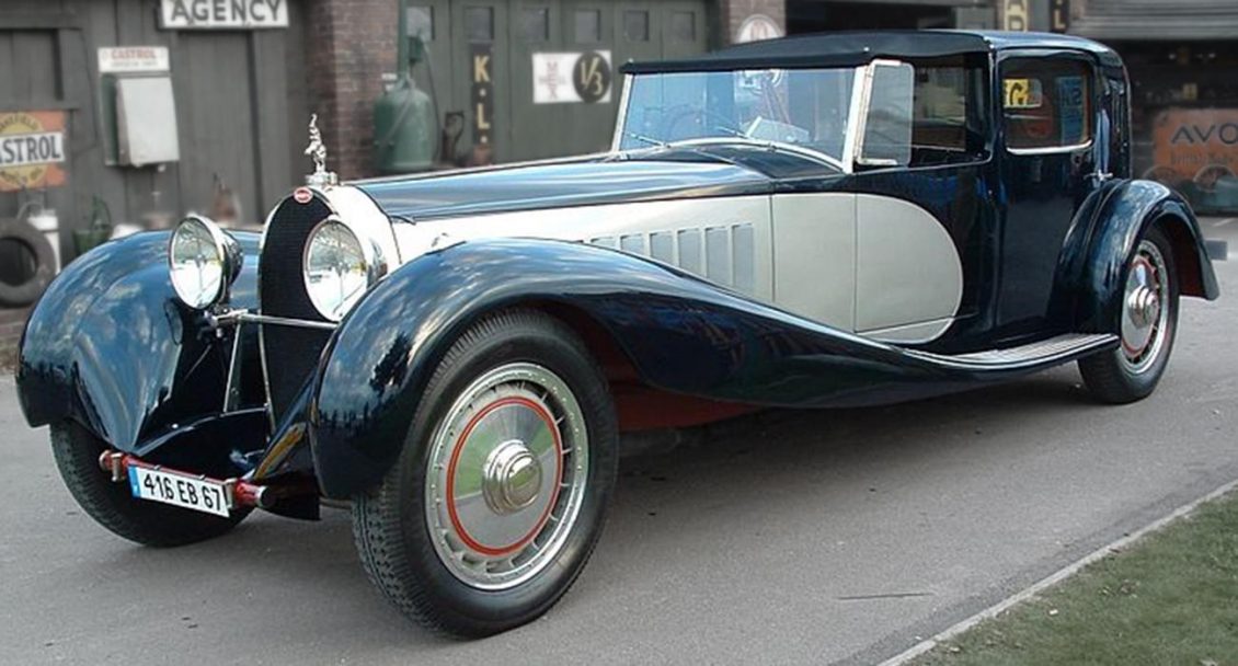 Photo, colour, long antique limousine in silver and black.