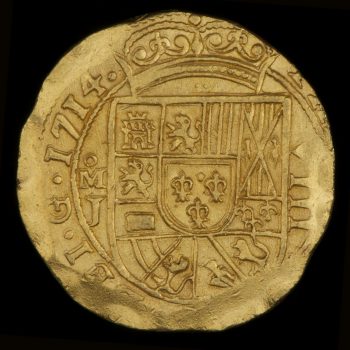 Gold coin of 8 escudos, obverse side, roughly made, detailed coat of arms.