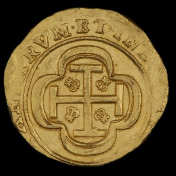 Gold coin of 8 escudos, reverse side, roughly made, cross potent with fleur-de-lis in each quadrant.